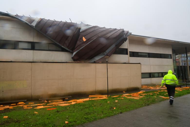 SANTIAGO DE COMPOSTELA, 09/10/2024.- Un policía municipal supervisa los daños causados por la borrasca Kirk en el Conservatorio Profesional de Música de Santiago, del queparte de su tejado ha sido dañado. La potente borrasca atlántica, antiguo huracán Kirk, mantiene este miércoles en alerta a toda España, salvo el archipiélago de Canarias, por rachas de viento de 120 kilómetros por hora además de mala mar en el litoral, con olas de hasta 7 metros y fuertes lluvias, que acumularán 100 litros por metro cuadrado en 12 horas. EFE/ Xoán Rey