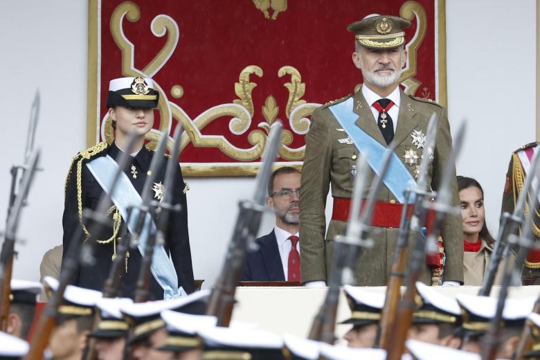 Los Reyes de España, Felipe VI y Letizia, acompañados por la Princesa de Asturias, Leonor de Borbón (i),presiden el tradicional desfile del Día de la Fiesta Nacional por el Paseo del Prado de Madrid