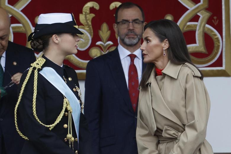 La Reina Letizia (d) conversa con la princesa Leonor, a su llegada este sábado para asistir al desfile por el Día de la Fiesta Nacional en Madrid