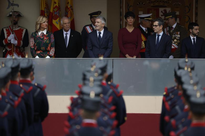 La portavoz del Gobierno y ministra de Educación, Pilar Alegría, el vicepresidente de la Comisión Europea, Josep Borrel, el ministro del Interior, Fernando Grande-Marlaska, la ministra de Inclusión, Seguridad Social y Migraciones, Elma Saiz, el ministro de la Presidencia, Justicia y Relaciones con las Cortes, Félix Bolaños, y el mininstro de Derechos Sociales, Pablo Bustinduy