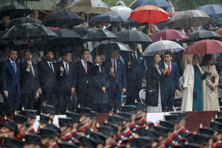 Los presidentes autonómicos asisten bajo la lluvia al desfile por el Día de la Hispanidad