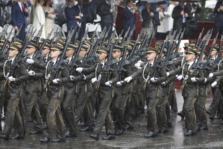 Varios soldados participan en el tradicional desfile del Día de la Fiesta Nacional