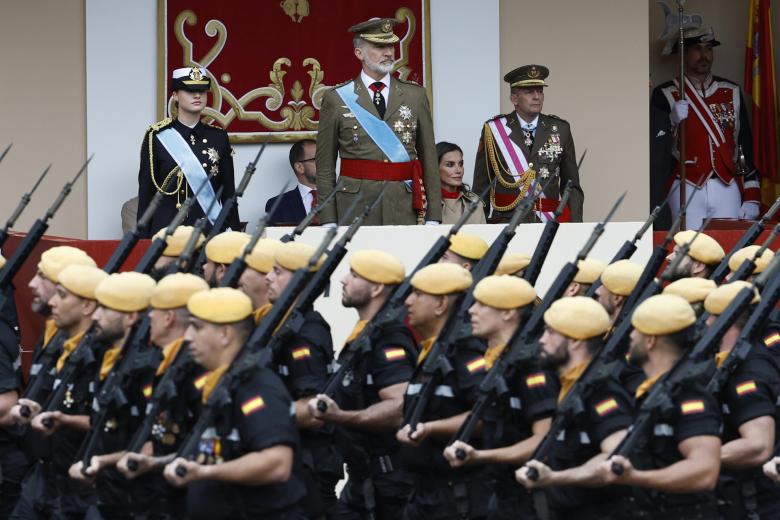 Los Reyes y la Princesa de Asturias presencian el paso de soldados de la Unidad Militar de Emergencias (UME)