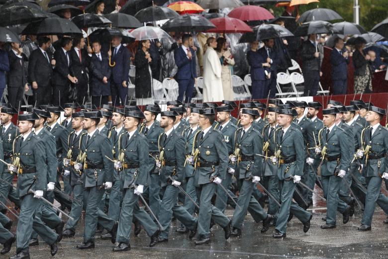 Varios guardias civiles participan en el desfile del Día de la Hispanidad