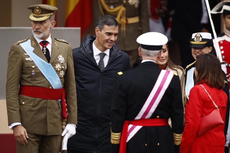 Los Reyes de España, Felipe VI y Letizia, acompañados por la Princesa de Asturias, Leonor de Borbón, conversan con el presidente del Gobierno, Pedro Sánchez (2i), la ministra de Defensa, Margarita Robles (d, de espaldas), y con el jefe del Estado Mayor de la Defensa, Teodoro Esteban López Calderón (2d, de espaldas)