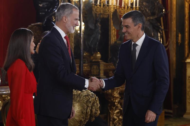 Los Reyes Felipe y Letizia reciben al presidente del Gobierno, Pedro Sánchez (d), a su llegada a la recepción con motivo del día de la Fiesta Nacional de España