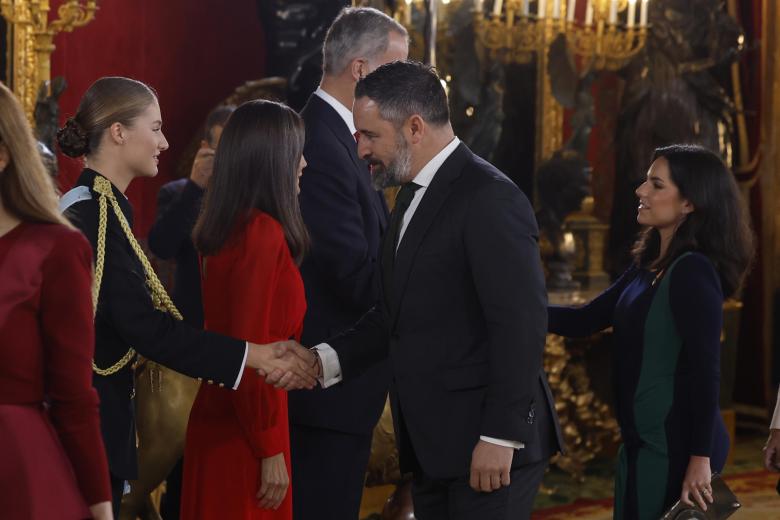 Los Reyes y la Princesa de Asturias saludan al líder de Vox, Santiago Abascal