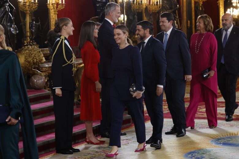 Los Reyes de España, Felipe VI y Letizia, y la Princesa de Asturias, Leonor de Borbón, saludan a la presidenta de Baleares, Marga Prohens (c),su marido Javier Bonet (4d), y al presidente de la Junta de Castilla y León, Alfonso Fernández Mañueco (3d), mientras presiden la recepción con motivo del día de la Fiesta Nacional de España