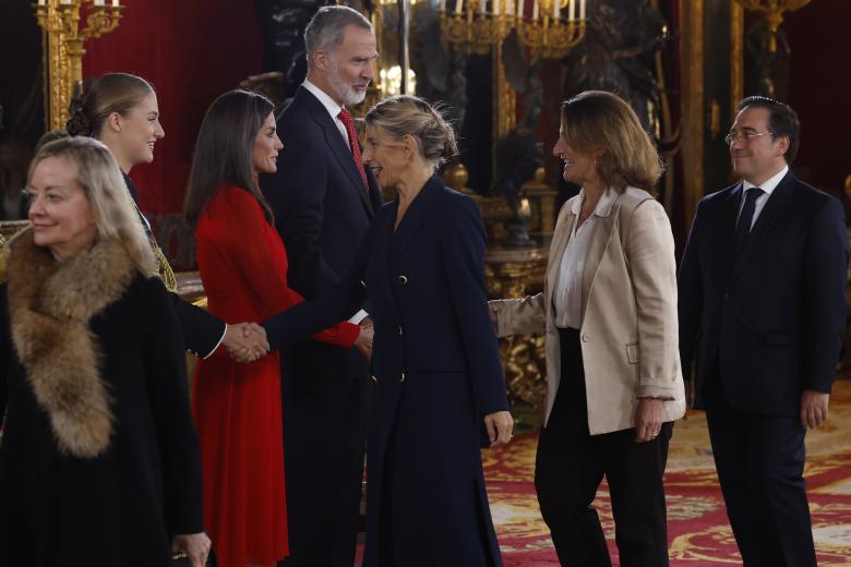 MADRID, 12/10/2024.- MADRID, 12/10/2024.- Los reyes de España, Felipe VI y Letizia, acompañados por la princesa de Asturias, Leonor de Borbón, saludan a la vicepresidenta segunda y ministra de Trabajo, Yolanda Díaz (c), la vicepresidentatercera y ministra para la Transición Ecológica, Teresa Ribera (2d), y al ministro de Exteriores, José Manuel Albares (d), mientras presiden la recepción con motivo del día de la Fiesta Nacional de España, celebrada tras el tradicional desfile, este sábado en el Palacio Real de Madrid. EFE/J.J. Guillén