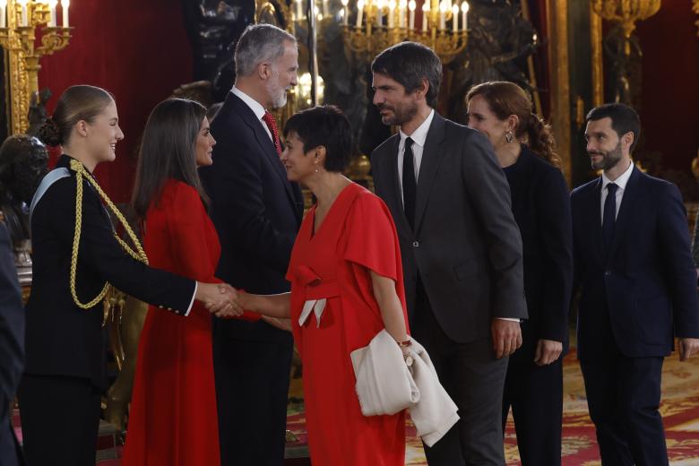 MADRID, 12/10/2024.- La portavoz del Gobierno, Pilar Alegría y el Alto representante de la Unión para Asuntos Exteriores y Política de Seguridad , Josep Borrell (d) este sábado al tradicional desfile del Día de la Fiesta Nacional por el Paseo del Prado de Madrid. Un total de 4.092 efectivos de las Fuerzas Armadas, de los cuales 473 son mujeres, 85 aeronaves, 266 vehículos motorizados y 210 caballos participarán en la parada militar, presidida por los reyes Felipe y Letizia, acompañados de la Princesa Leonor. EFE/Chema Moya