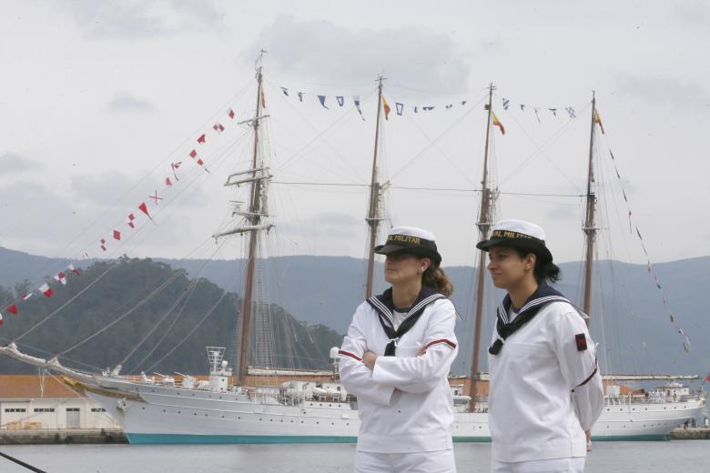 Dos alumnas en la Escuela Naval Militar de Marín. Al fondo, el buque escuela Juan Sebastián Elcano.