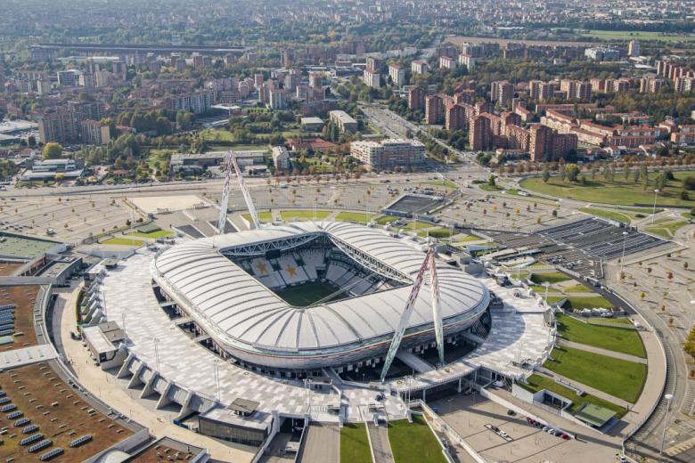 Allianz es una empresa de servicios financieros y, además de patrocinar al Bayern de Múnich y al Niza, entre otros equipos, también le da el naming al estadio de la Juventus, el Allianz Stadium de Turín. El contrato es de 10,3 millones por temporada