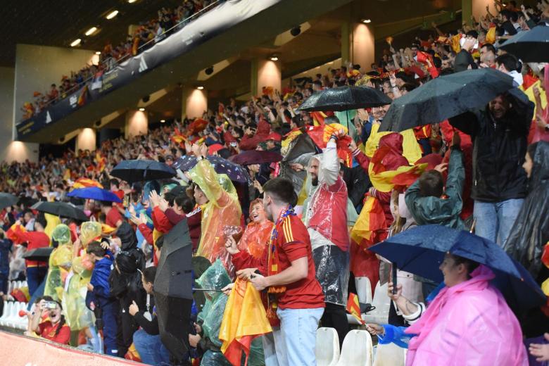 PARTIDO SELECCION ESPAÑA SERBIA PUBLICO AMBIENTE CORDOBA ESTADIO NNUEVO ARCANGEL