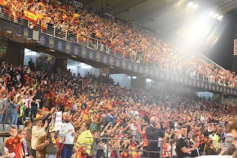 PARTIDO SELECCION ESPAÑA SERBIA PUBLICO AMBIENTE CORDOBA ESTADIO NNUEVO ARCANGEL