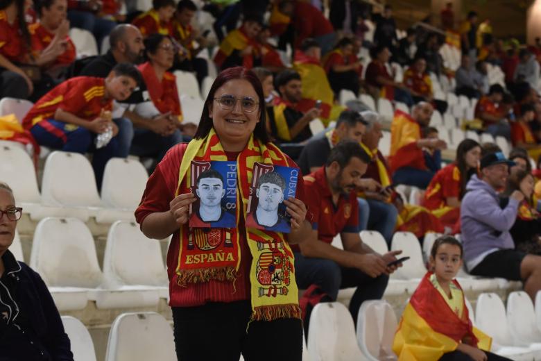 PARTIDO SELECCION ESPAÑA SERBIA PUBLICO AMBIENTE CORDOBA ESTADIO NNUEVO ARCANGEL