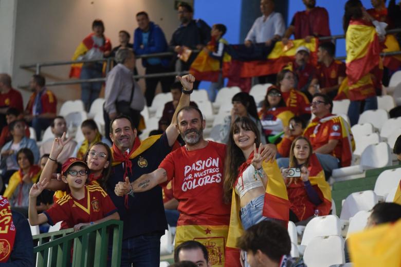 PARTIDO SELECCION ESPAÑA SERBIA PUBLICO AMBIENTE CORDOBA ESTADIO NNUEVO ARCANGEL