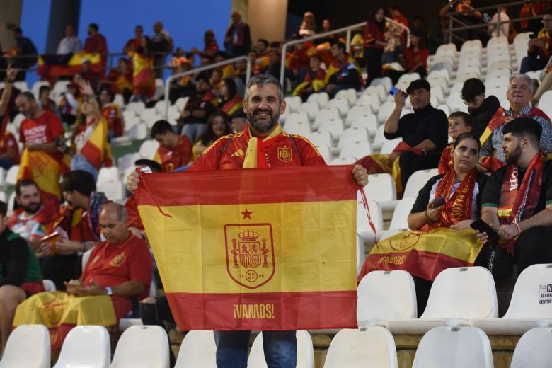 PARTIDO SELECCION ESPAÑA SERBIA PUBLICO AMBIENTE CORDOBA ESTADIO NNUEVO ARCANGEL