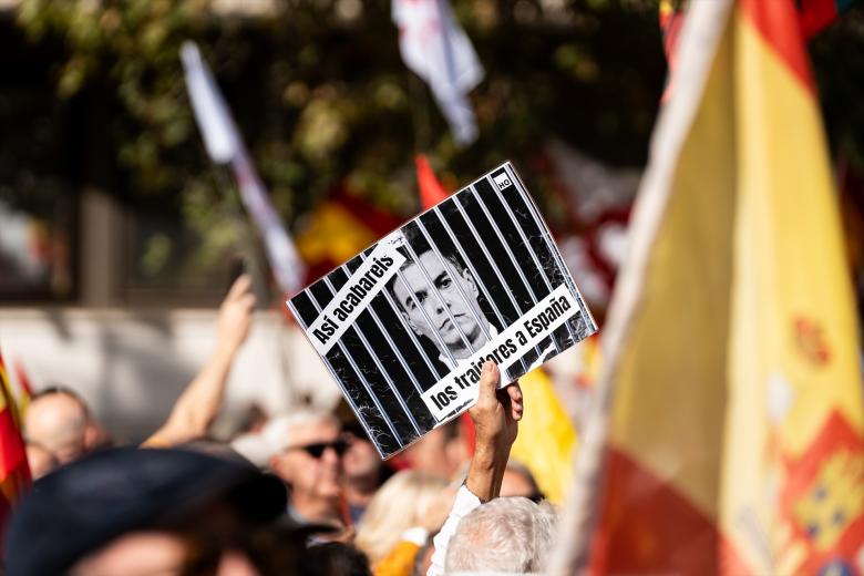 Imagen de uno de los carteles llevado por los manifestantes de este domingo en Madrid.