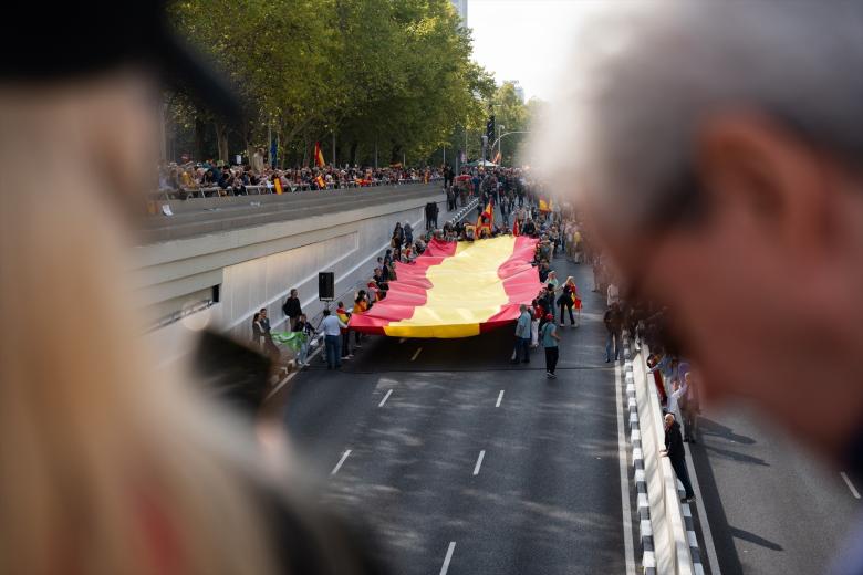 Una gran bandera de España durante la concentración que ha pedido elecciones generales antes el deterioro democrático e institucional de España.