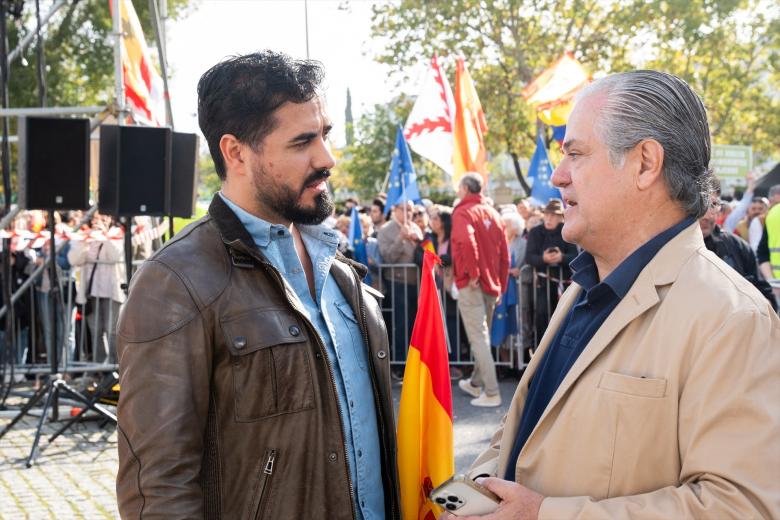 El eurodiputado Alvise Pérez y Marcos de Quinto, exdiputado por Ciudadanos y uno de los intervinientes en la manifestación de este domingo.