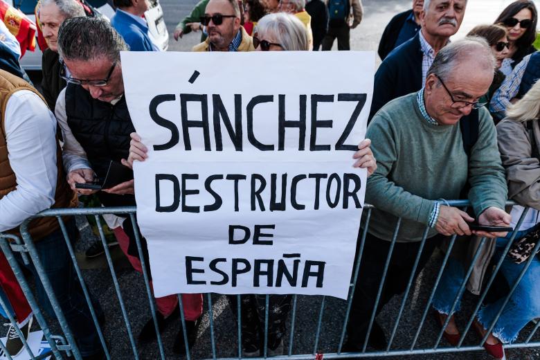 Imagen de algunos de los manifestantes que han acudido este domingo a Plaza de Castilla (Madrid), en la concentración que un centenar de agrupaciones de la sociedad civil ha promovido para pedir elecciones generales.