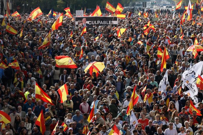 Extracto de una parte de la multitud que se ha dado cita este domingo en la Plaza de Castilla de Madrid.