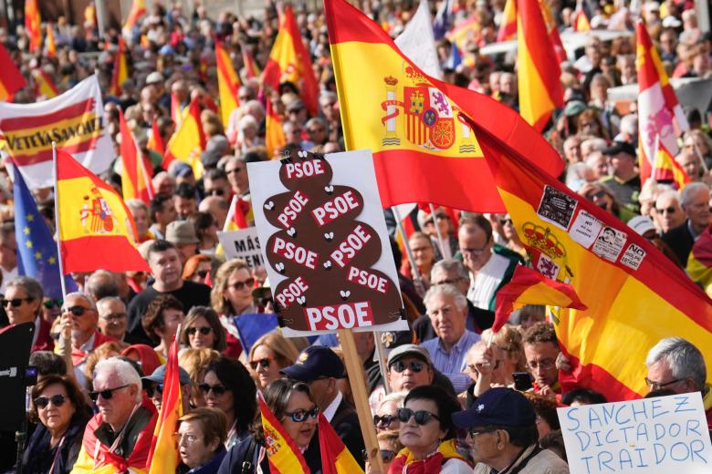 Entre los intervinientes estuvieron el fundador de Vox, expolítico del PP y actual presidente del Fundación Foro Libertad y Alternativa, Alejo Vidal-Quadras; el exdirigente de Ciudadanos y secretario de la entidad PieEnPared, Marcos de Quinto; el exfiscal de la Audiencia Nacional Ignacio Gordillo y el empresario Ignacio Trillo.