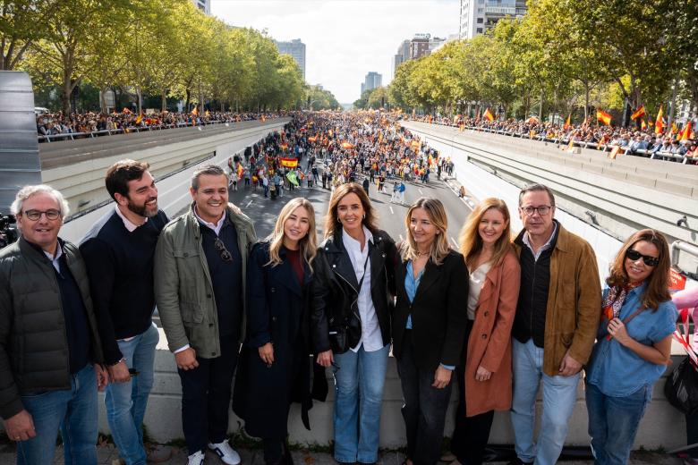 La vicesecretaria de Organización del PP, Carmen Fúnez (c); la consejera de Familia, Juventud y Asuntos Sociales, Ana Dávila (3d); y el secretario general del PP de Madrid, Alfonso Serrano (2d), durante una concentración para pedir elecciones generales, en la Plaza de Castilla, a 20 de octubre de 2024, en Madrid (España). La protesta está convocada por la Plataforma por la España Constitucional, constituida por un centenar de asociaciones cívicas, bajo el lema ‘Por la unidad, la dignidad, la ley y la libertad: ¡Elecciones generales, ya!’. Los manifestantes denuncian la situación judicial que afecta al Gobierno de Pedro Sánchez ante las investigaciones por presuntos casos de corrupción.