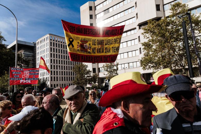 «La democracia no es el estado natural de la sociedad –señalaba el manifiesto de los convocantes– y, como nos enseña el ejemplo de varios países de Hispanoamérica (...), no prevalecerá si las sociedades que se benefician de ella no se articulan en su defensa ante las amenazas que la acechan».