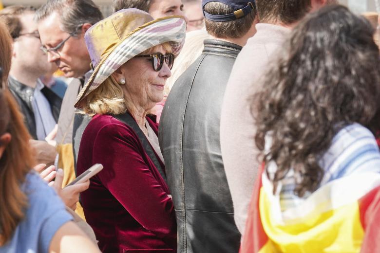 La expresidenta de la Comunidad de Madrid, entre los manifestantes de este domingo en Madrid.