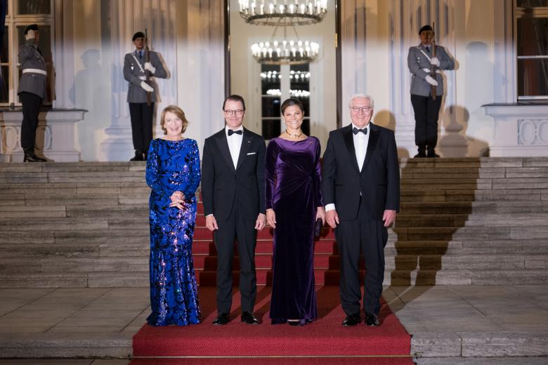 21 October 2024, Berlin: Federal President Frank-Walter Steinmeier (r) and Elke Büdenbender (l) greet Prince Daniel of Sweden and Crown Princess Victoria of Sweden at a dinner to mark the 25th anniversary of the Nordic Embassies at Bellevue Palace. Photo: Sebastian Christoph Gollnow/dpa *** Local Caption *** .