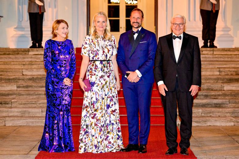 21 October 2024, Berlin: Federal President Frank-Walter Steinmeier (r) and Elke Büdenbender (l) greet Prince Daniel of Sweden and Crown Princess Victoria of Sweden at a dinner to mark the 25th anniversary of the Nordic Embassies at Bellevue Palace. Photo: Sebastian Christoph Gollnow/dpa *** Local Caption *** .