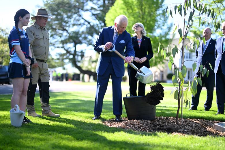 King Charles III and Queen Camilla tree in the gardens of Government House during a ceremonial planting
plantando un arbol