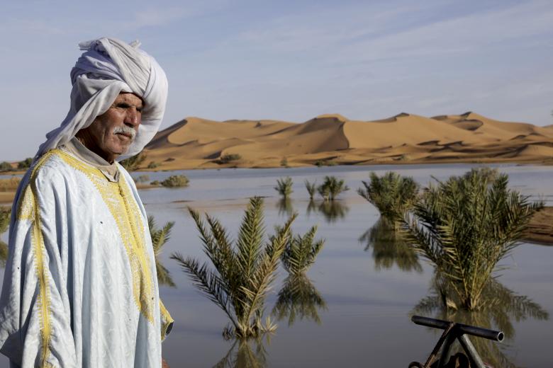 Un hombre local posa para una fotografía en el lago Yasmina, un lago estacional en el pueblo de Merzouga en el desierto del Sahara