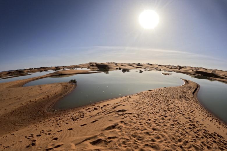 Esta imagen muestra el lago Erg Znaigui, un lago estacional en el pueblo de Merzouga