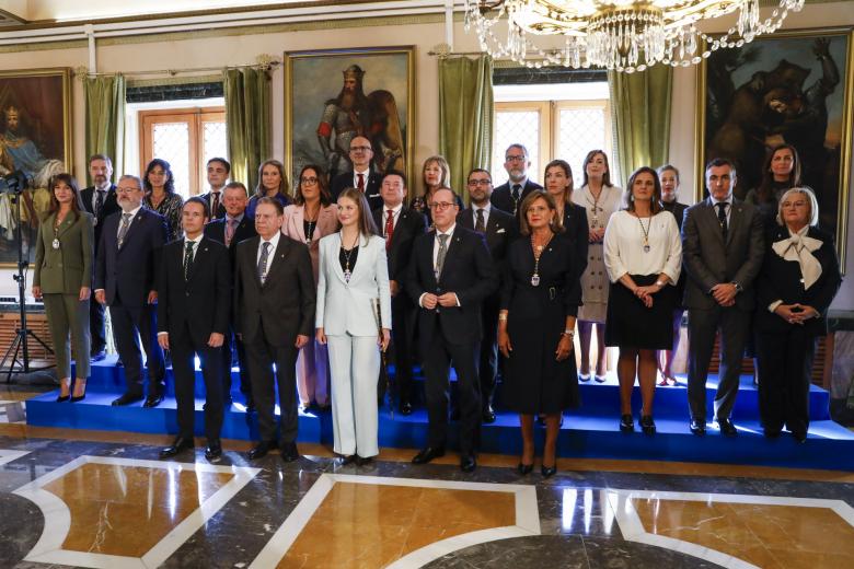 La Princesa Leonor con los miembros del Ayuntamiento de Oviedo