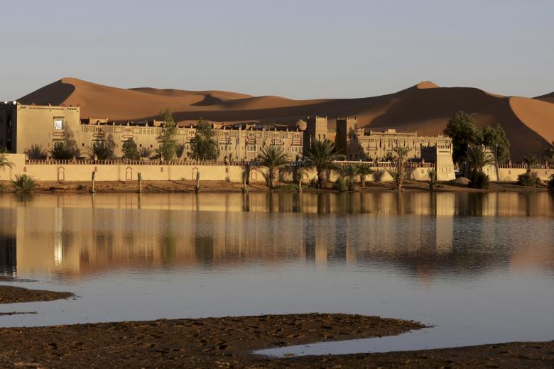 Esta imagen muestra el Hotel Kasbah cerca de las orillas del lago Yasmina