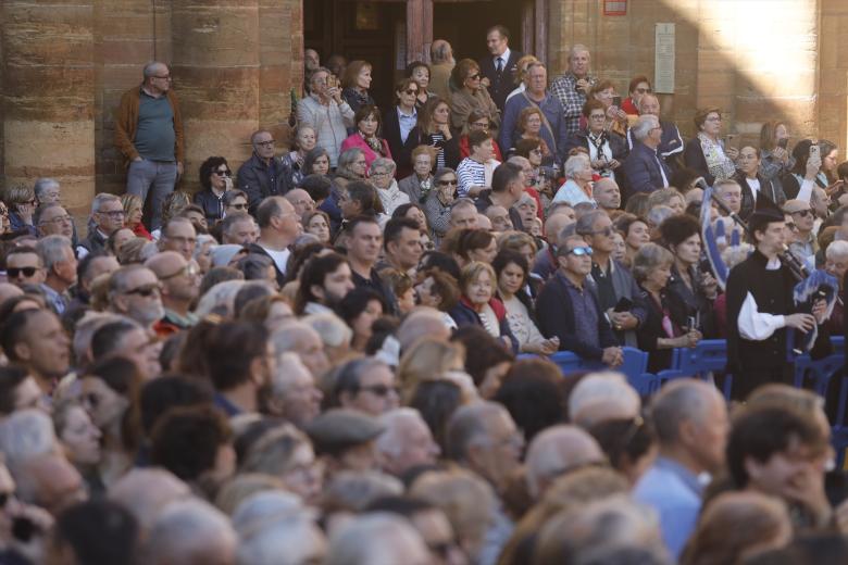 Decenas de personas se concentran para recibir a la Princesa a su llegada a la plaza de la constitución del Ayuntamiento de Oviedo