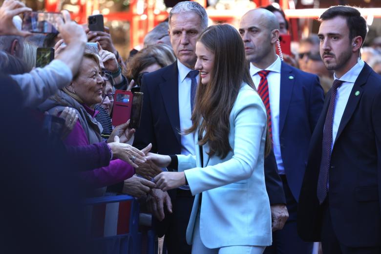 Doña Leonor saluda a los vecinos