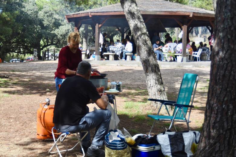 Los cordobeses celebrando el día de San Rafael con el típico perol