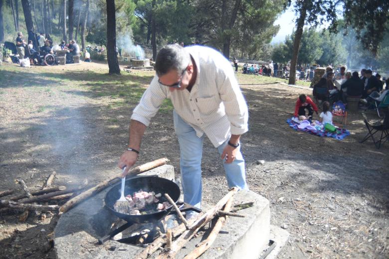 Los cordobeses celebrando el día de San Rafael con el típico perol