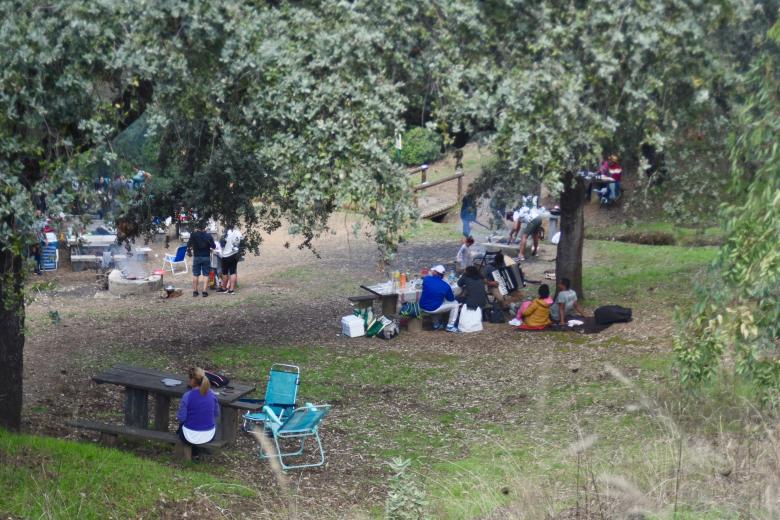 Los cordobeses celebrando el día de San Rafael con el típico perol