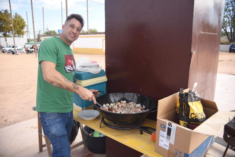 Los cordobeses celebrando el día de San Rafael con el típico perol