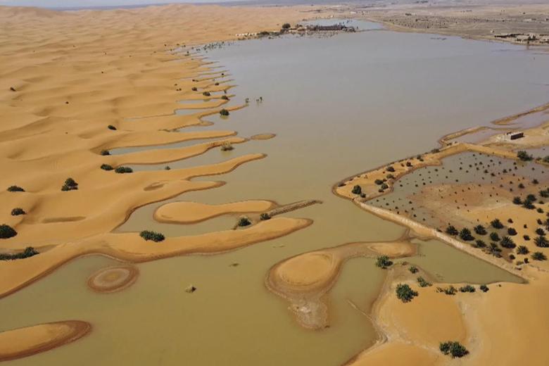 Captura de un video realizado con un dron de lagunas de agua en las dunas del desierto de Merzouga (Marruecos)