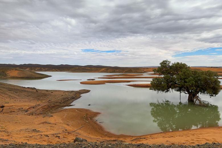 Lagunas de agua en las dunas del desierto de Merzouga (Marruecos)