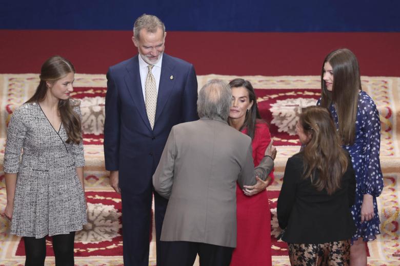 Los Reyes, la Princesa y la Infanta saludan al cantante Joan Manuel Serrat, premiado en la categoría de Arte