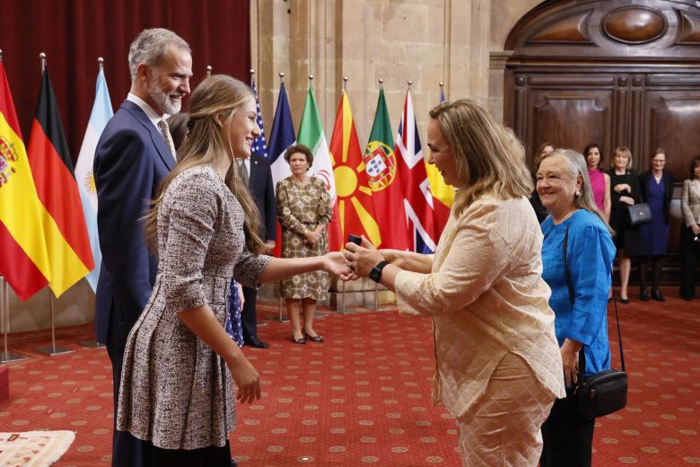 El Rey y la Princesa saludan a la fotógrafa Cristina de Middel, que recoge en nombre de Magnum Photos el premio Princesa de Asturias 2024 de Concordia