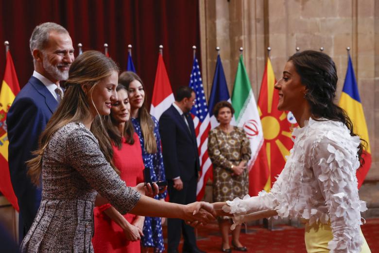 Los Reyes, la Princesa y la Infanta saluda a la jugadora olímpica de bádminton Carolina Marín, premiada en la categoría de Deportes