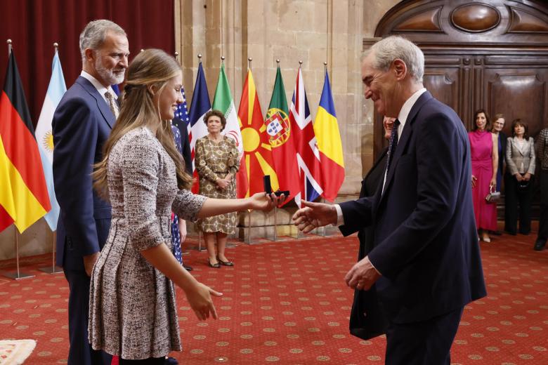 Los Reyes, la Princesa y la Infanta saludan al escritor, ensayista, académico y expolítico canadiense, Michael Ignatieff, Premio Princesa de Asturias de Ciencias Sociales