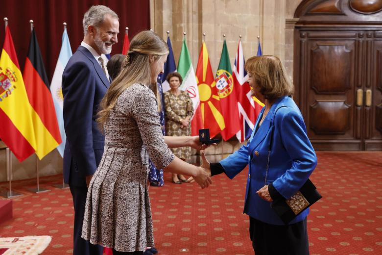 La Familia real saluda a la poeta Ana Blandiana, premio Princesa de Asturias 2024 de Letras